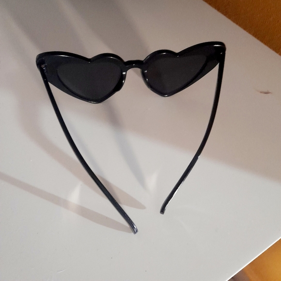 ● Heart Shaped Frame Sunglasses - Picture 11 of 14